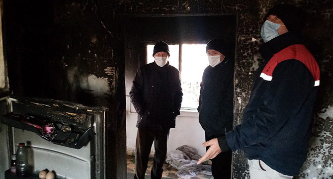 Sobayı benzinle tutuşturmak isteyince evi yaktı