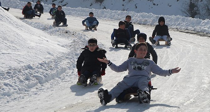 Trafiğe kapalı yol kayak pisti oldu