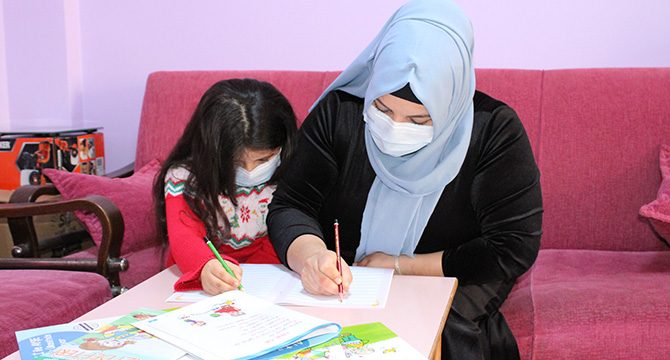 Uzaktan eğitimlere katıldı çocuğuyla birlikte okuma yazma öğrendi