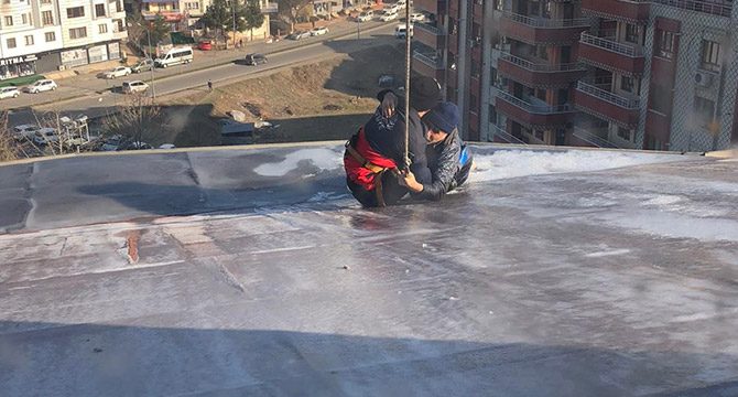 Ölümden yağmur suyu oluğu kurtardı