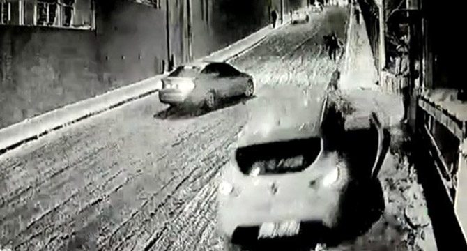 3 yaşındaki çocuk, yokuş aşağı kayan araçta kaldı