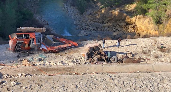 Uçurumdan yuvarlanan TIR'ın sürücüsü ölümden böyle kurtuldu