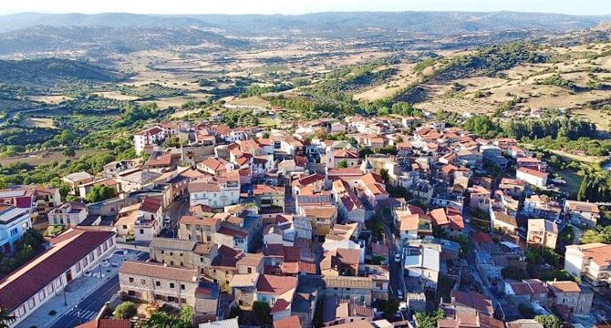O kasabada koronavirüse yakalanmak yasaklandı