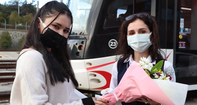 Raylara düşen kız hayatını kurtaran vatmanı unutmadı: Ona bir can borçluyum
