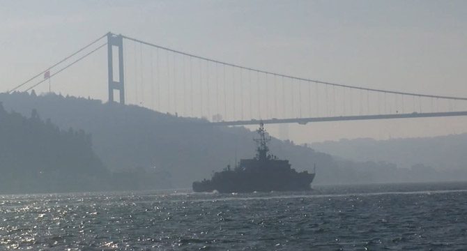Rus savaş gemisi İstanbul Boğazı'ndan geçti