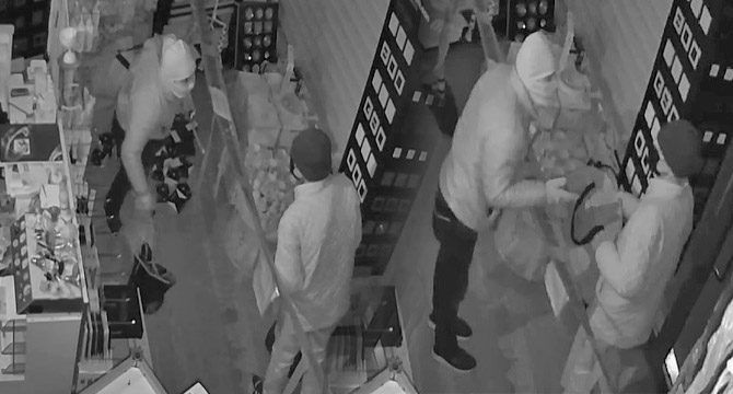 Soygun esnasında sigara molası veren hırsızlar pes dedirtti