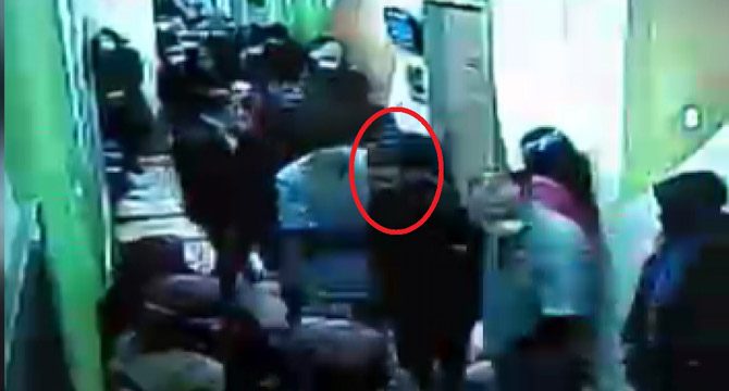 Kılık değiştiren polis, firari hükümlüyü yakaladı