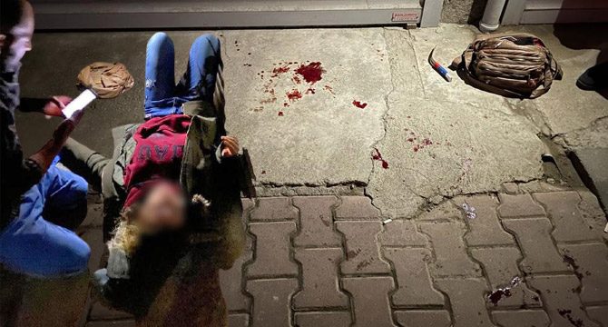 İzmir'de kadın cinayeti: Sokak ortasında bıçaklanarak öldürüldü