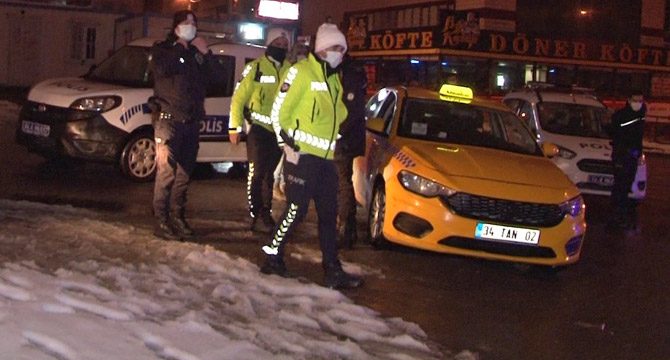 Taksiye binen müşterileri rahatsız eden koku taksiciyi ele verdi