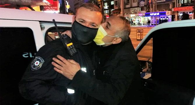 Çıplak vatandaştan polise teşekkür öpücüğü
