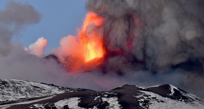 Etna Yanardağı yeniden faaliyete geçti