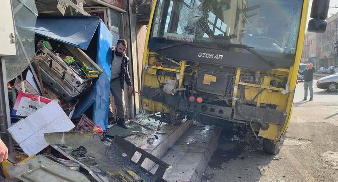 Halk otobüsü büfeye daldı: Ölü ve yaralılar var
