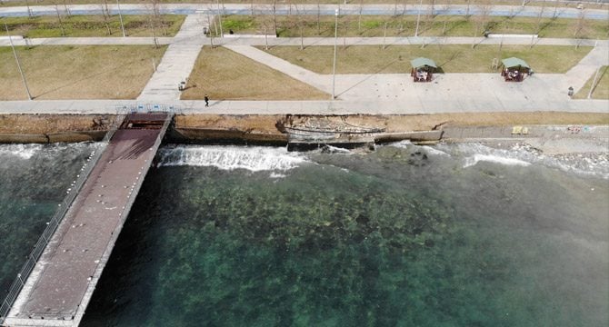 Avcılar Sahil Parkı'nda fırtına sonrası korkutan görüntü