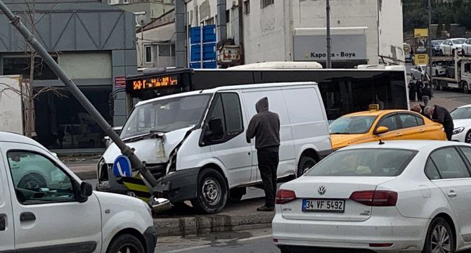 Feci kaza: Frenleri patlayan minibüs trafik ışığına daldı