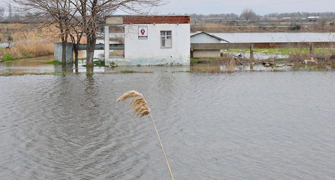 Sağanak yağış sonrası, Gediz Ovası sular altında kaldı