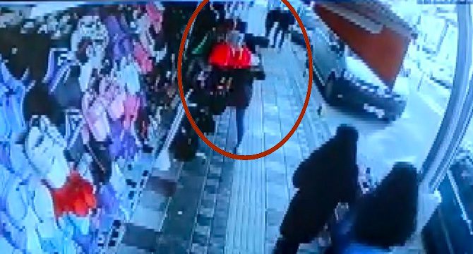 Babanın 16 yaşındaki kızını bıçakladığı anlar güvenlik kamerasında