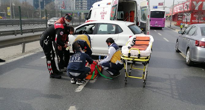 Epilepsi nöbeti geçiren sürücü bariyerlere çarptı