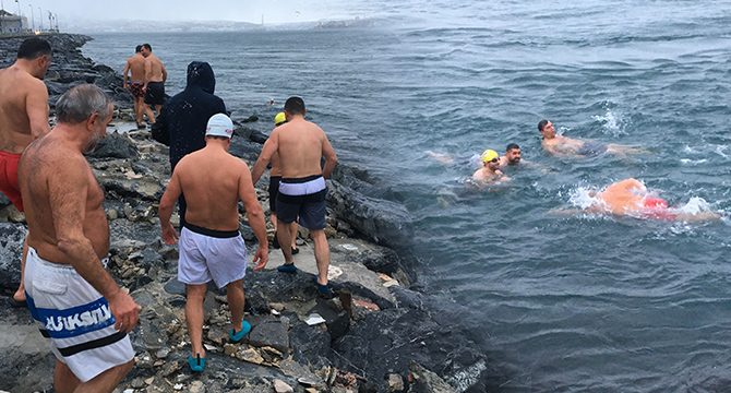 İstanbul’da karlı havada deniz keyfi