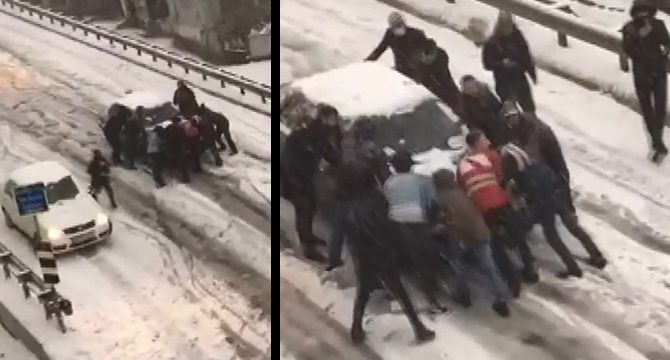 11 kişi kayan otomobili böyle durdurmaya çalıştı
