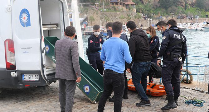 Fotoğraf çektirirken bir anlık dikkatsizlik hayatına mal oldu