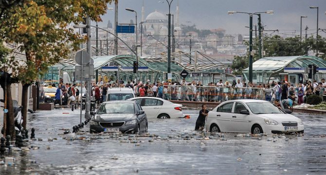 Fırtınanın bilançosu açıklandı: 193 çatı uçtu, 191 araç hasar gördü