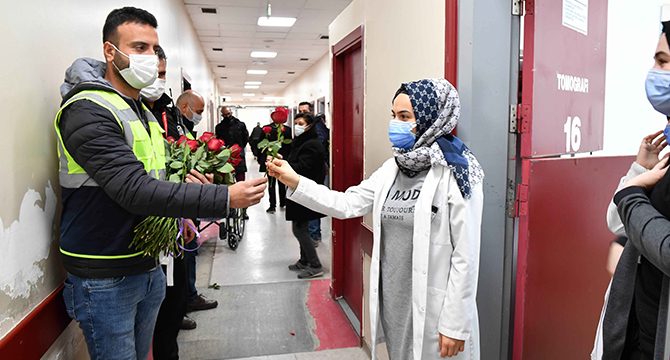 Başkent'te sağlık çalışanlarına kırmızı gül