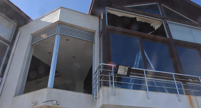 İzmir'i fırtına vurdu: Evlerin camları patladı, çatıları uçtu