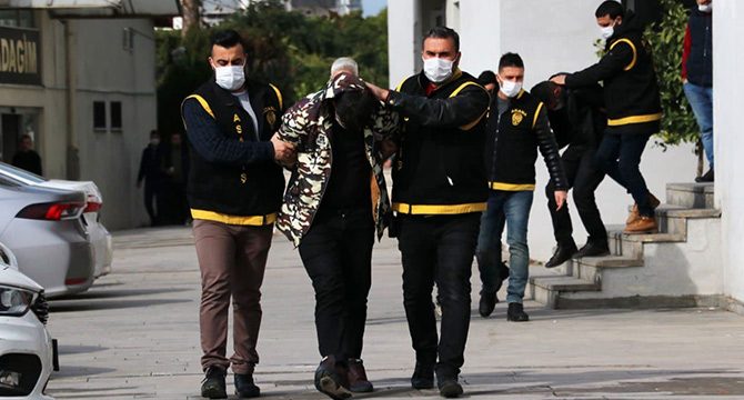 Market ve araçlardan hırsızlık yapan iki zanlı tutuklandı