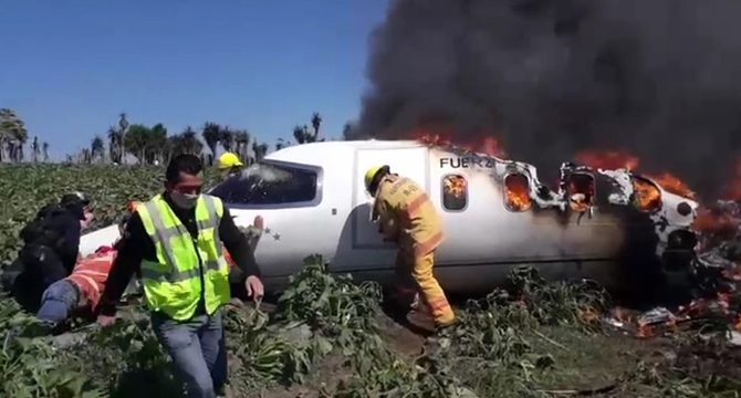 Meksika'da askeri uçak düştü!