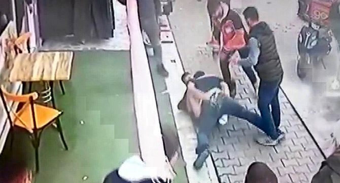 Sokak ortasında tekmeli yumruklu kavga! Kimse ayıramadı…