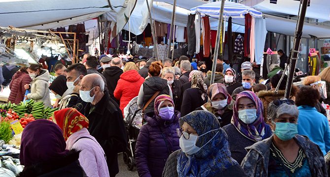 Semt pazarında sosyal mesafe hiçe sayıldı