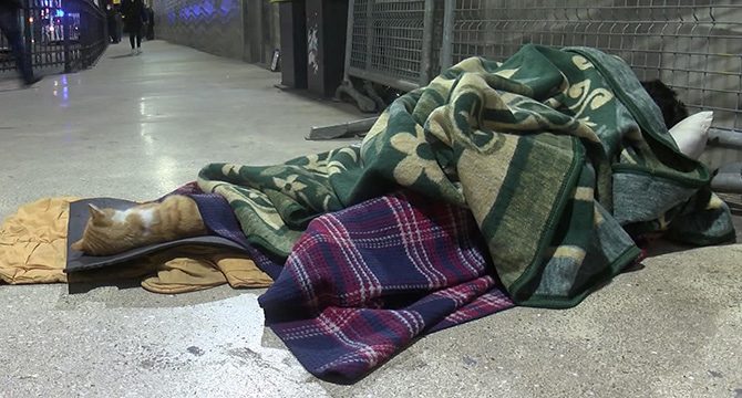 Taksim alt geçitte yürekleri ısıtan görüntü