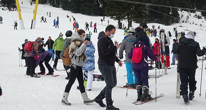 Uludağ'da pistler günübirlikçilerle doldu