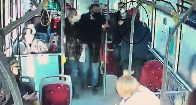 İzmir'de çarşaflı kadına saldırı