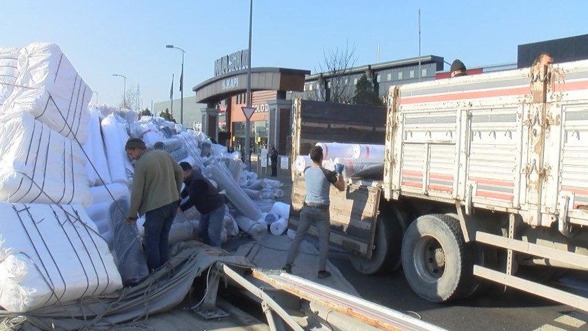 Aşırı yüklü TIR böyle devrildi