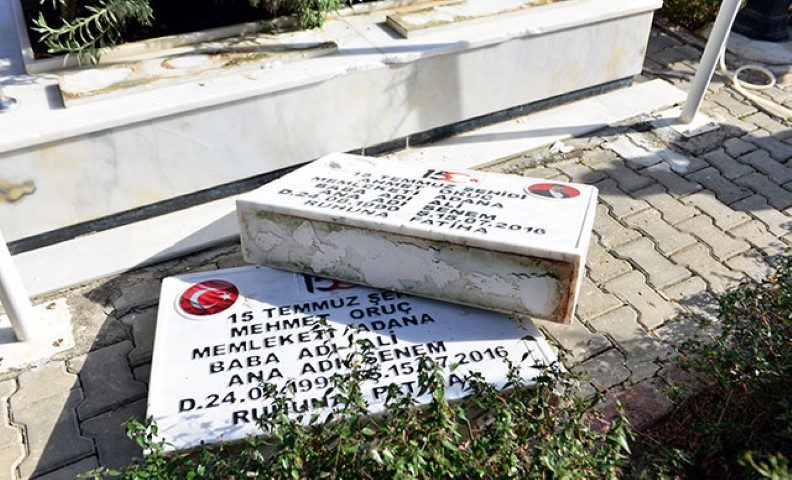Şehit polislerin mezarlarını tahrip ettiler