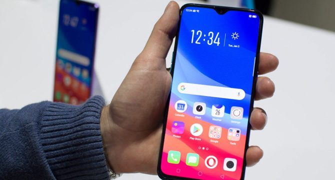 Sahte paralar ile cep telefonu almak istediler: Üzerlerinden çıkan miktar şoke etti