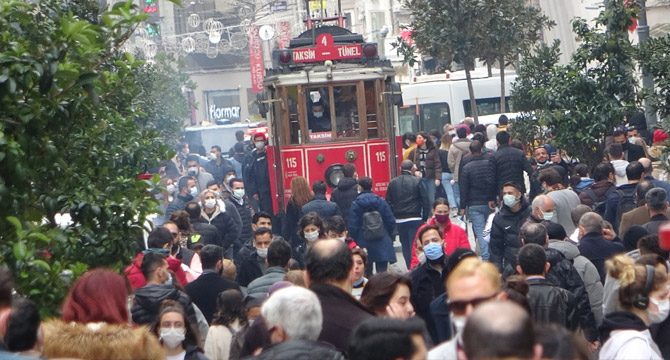 İstiklal Caddesi'nde yaşanan yoğunluk nedeniyle girişler kapatıldı