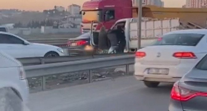 Trafik terörü: Aracın kapısını açıp, sürücüyü darbettiler