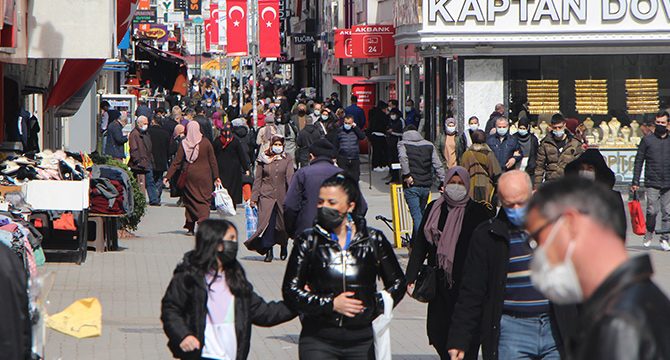 Karantinayı ihlal etti, alışverişte yakalandı