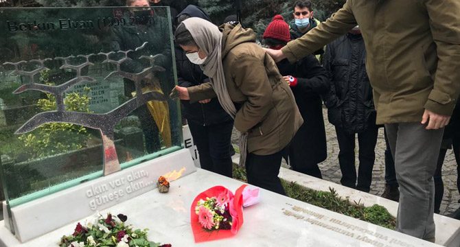 Berkin Elvan, ölümünün 7. yılında mezarı başında anıldı