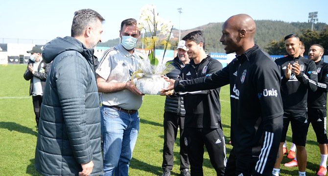 Beşiktaşlı futbolculardan sağlık ekibine jest