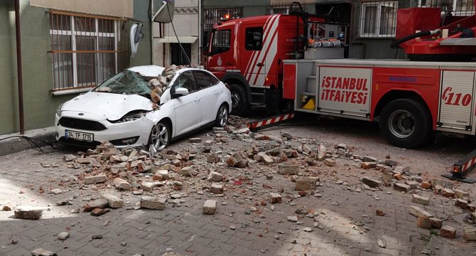 Beyoğlu'nda binanın çatı duvarı çöktü! Faciadan kıl payı dönüldü