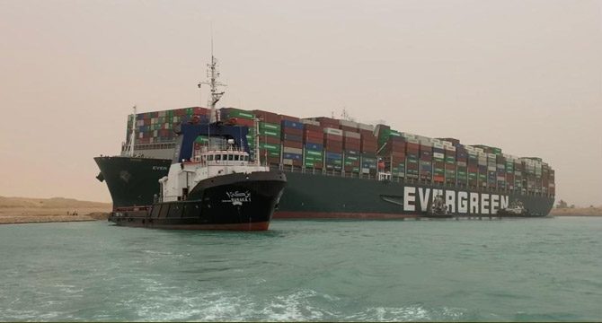 Dev gemi Süveyş Kanalı'nda karaya oturdu: Geçişler durduruldu