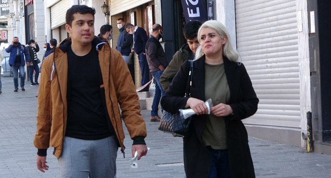 Turistler maske ve sosyal mesafe kuralını hiçe saydı