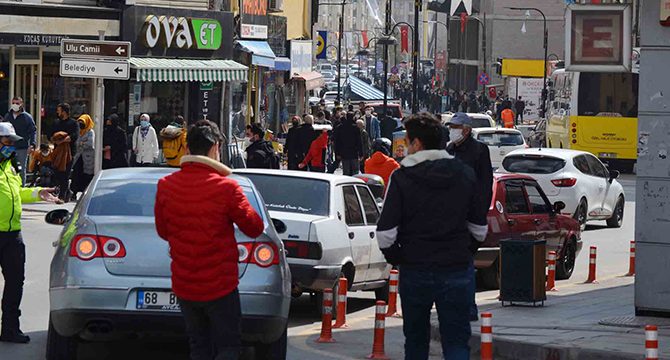Aksaray’da tam kapanmanın ardından sokaklar tıklım tıklım