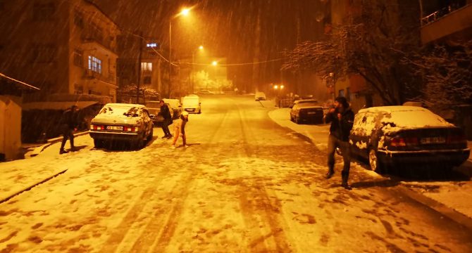 Mart kapıdan baktırdı, Denizli’ye lapa kapa kar yağdı