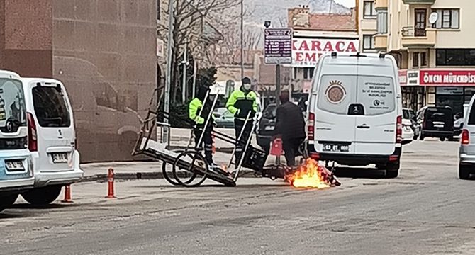Benzin döküp ekmek teknesini yaktı