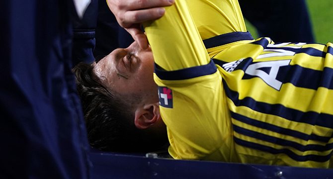Mesut Özil sahayı sedyeyle terk etti