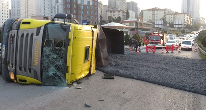 Ümraniye'de harç yüklü kamyon devrildi; trafik kilitlendi